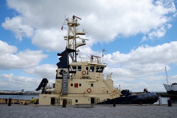 Tug boat
