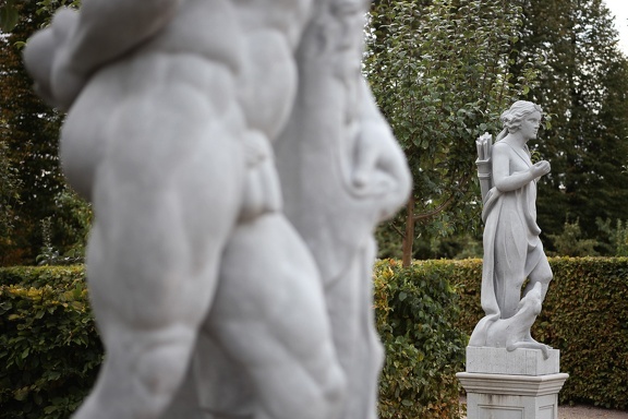 Statue friends